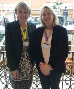 Petra Kirschke und Rozanne Rowse trafen sich beim British Boarding School Workshop