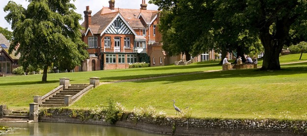 Bedes Summer School_Dicker main building_900x400 Heinemann internationale Schulberatung – Bede´s Summer School