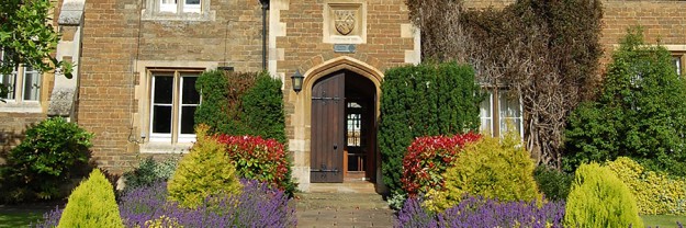 Eingang-der-Oakham-School_900x300_web Heinemann internationale Schulberatung – Eingang der Oakham School