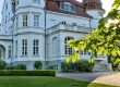 Schönes, großes und weißes Gebäude - Schloss Torgelow – Internat in Norddeutschland