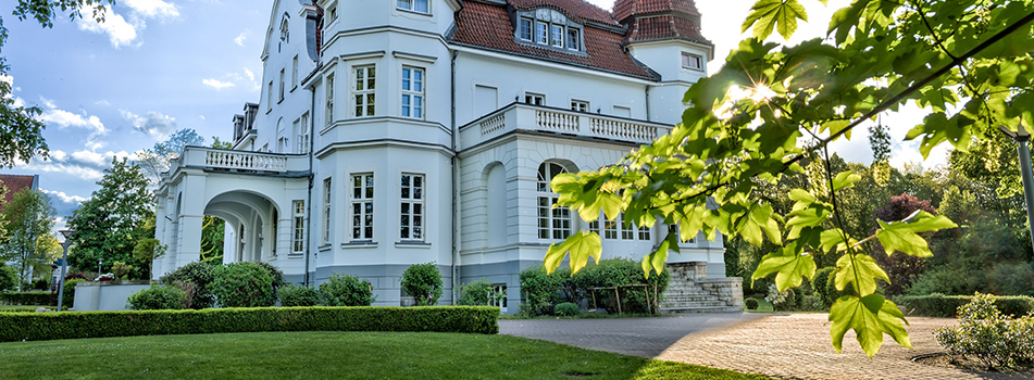 Gymnasiuminternat Schloss TorgelowFoto: Nikola Kuzmanic Schönes, großes und weißes Gebäude - Schloss Torgelow – Internat in Norddeutschland