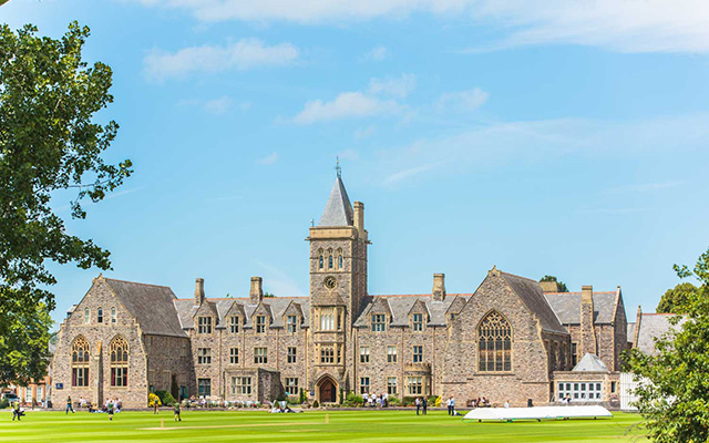 Hauptgebäude der Taunton School vor strahlend blauem Himmel